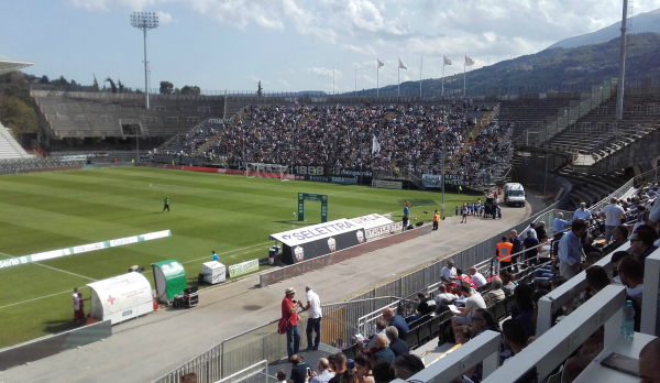 Ascoli, col Cesena spettatori <br> sotto il diluvio, al coperto solo <br> gli ospiti in curva nord