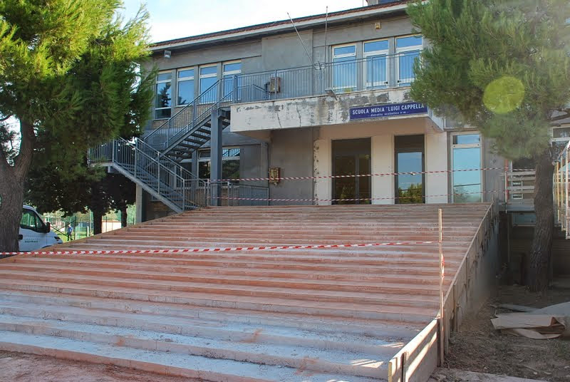 La scuola dimentica il soldato Cappella <br> Dove è finita la grande scritta?