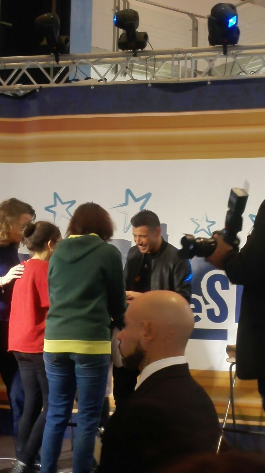 Ore in fila per una foto <br> Gabbani fa sold out, ma non canta <br> <span> Video </span>