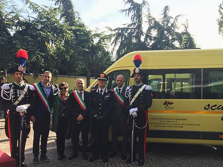 Il grande cuore dei Carabinieri <br> Uno scuolabus per i Comuni piceni