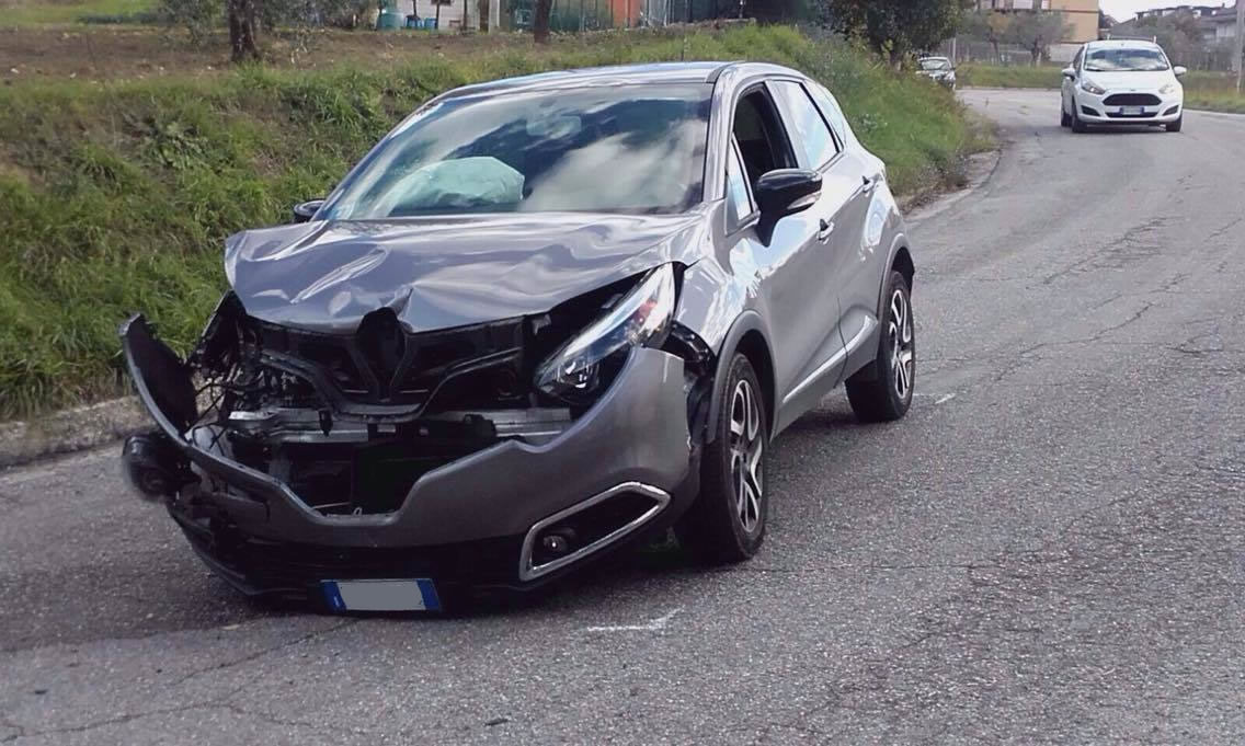 Madre e figlia 13enne travolte <br> alla fermata del bus <br> Si cerca una seconda auto