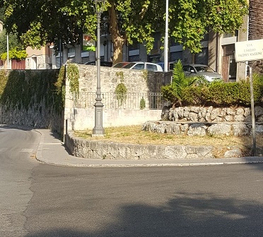 Segnaletica scomparsa <br> da oltre un anno, <br> strada pericolosa e tanti incidenti