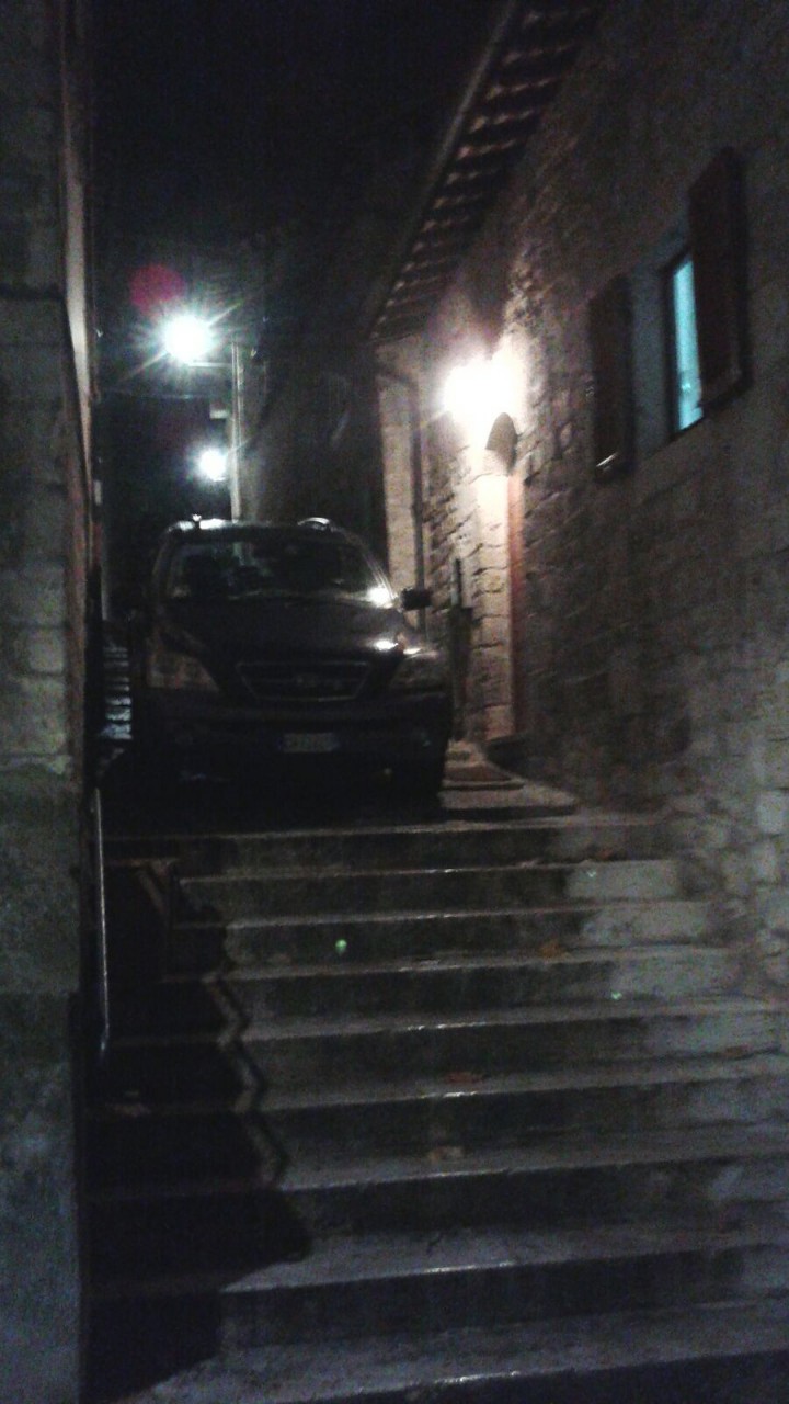Vie e rue del centro bloccate <br> da auto impazzite e parcheggi pirata