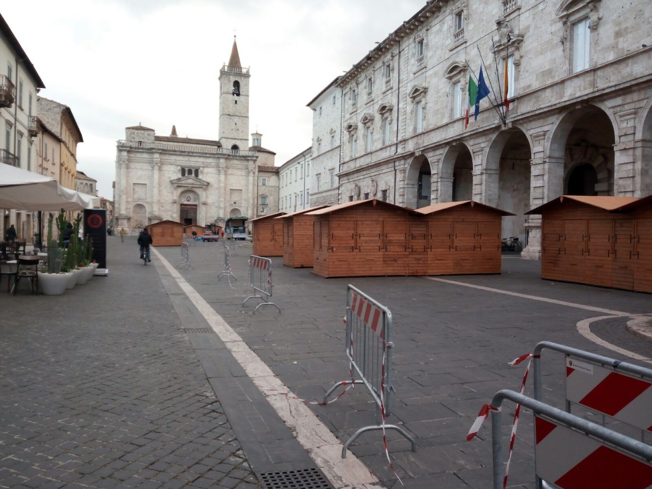 Pista di ghiaccio e Villaggio di Natale <br> prendono forma a Piazza Arringo