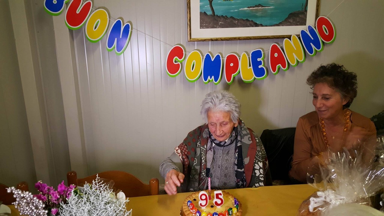 Festa a sorpresa per Peppina, <br> un regalo anche dal Papa <span> (foto-video) </span>