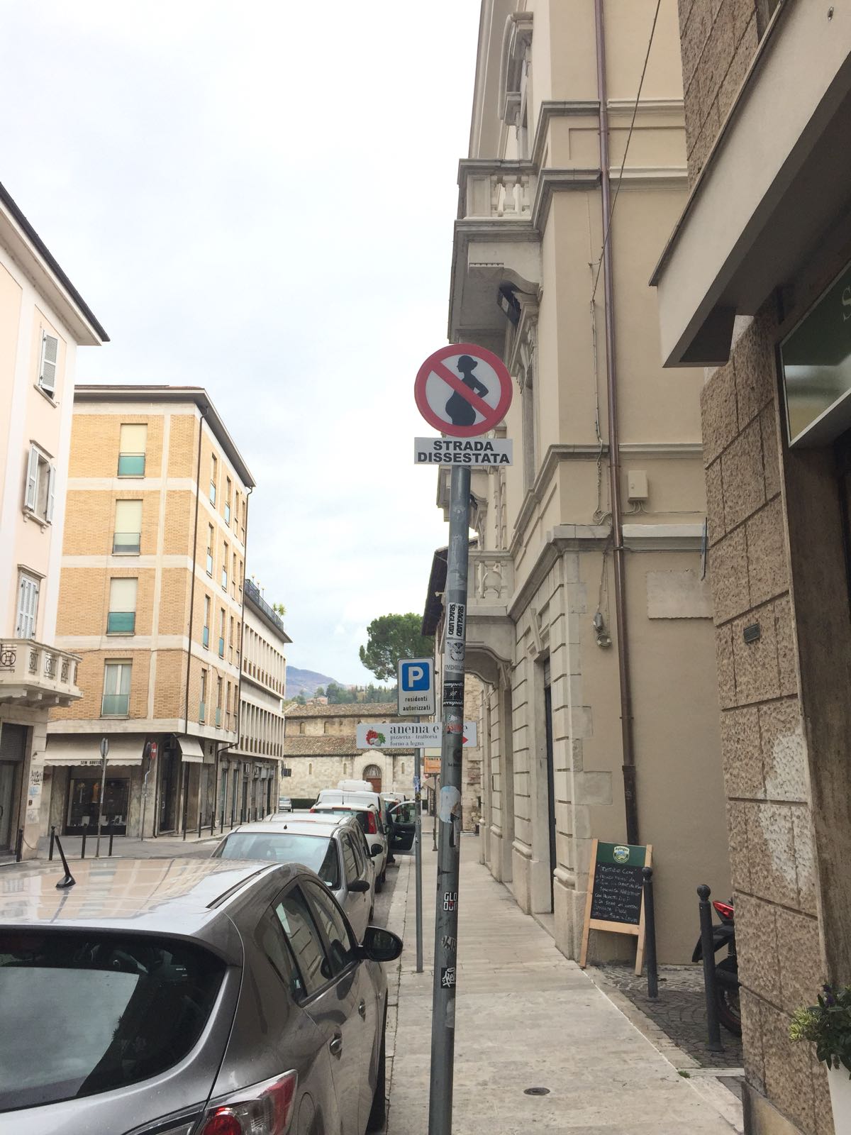 “Transito vietato a donne incinte”, <br> la provocazione in via Trieste