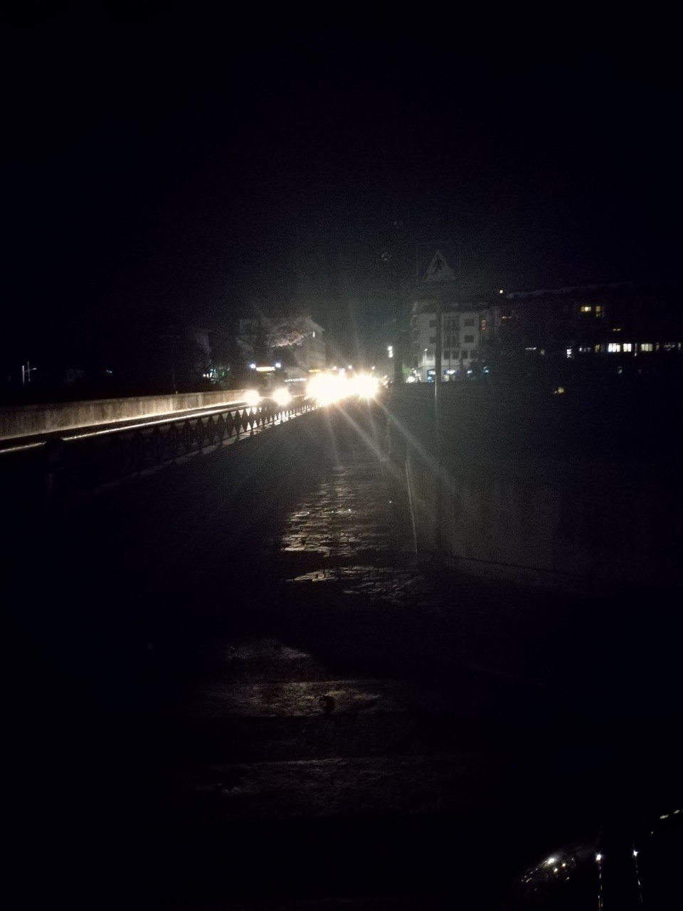 Arrivano i lampioni a led, <br> e il ponte finisce subito al buio