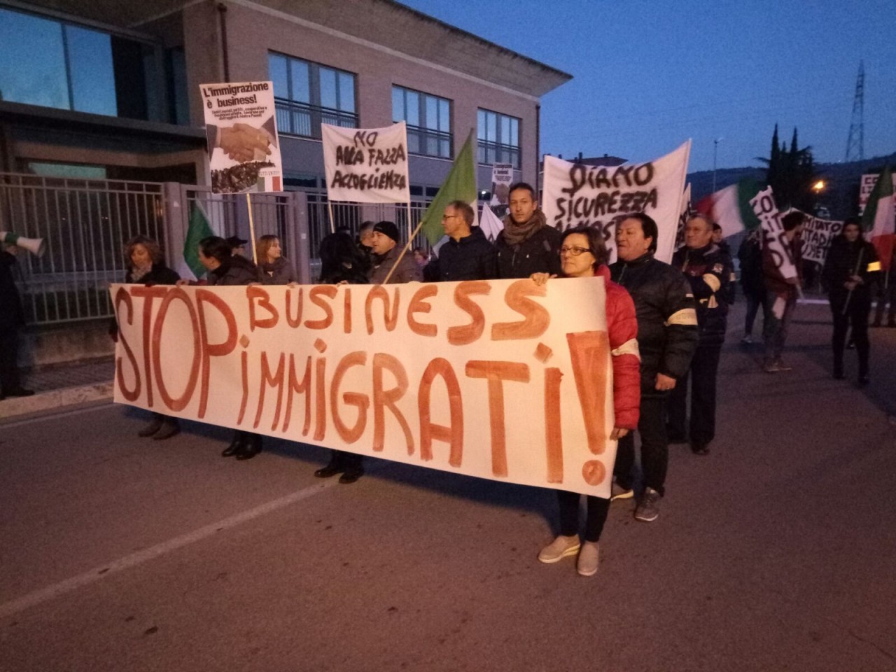 Spinetoli scende in strada <br> «Stop all’immigrazione» <br> <span> (Foto e video) </span>