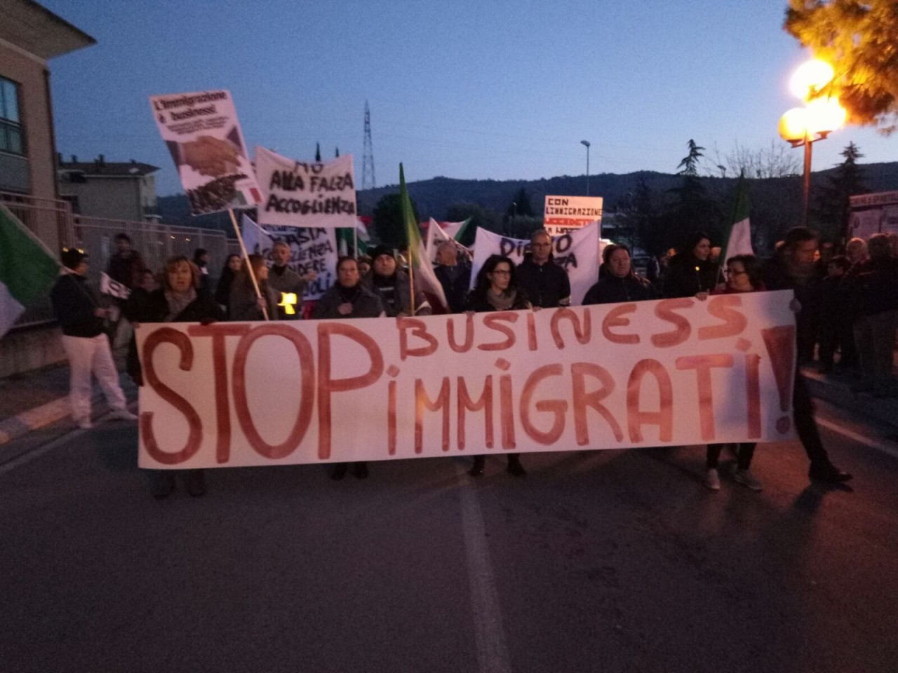 Migranti, il caso Spinetoli a La7 <br> Luciani: «Corteo non era politico»