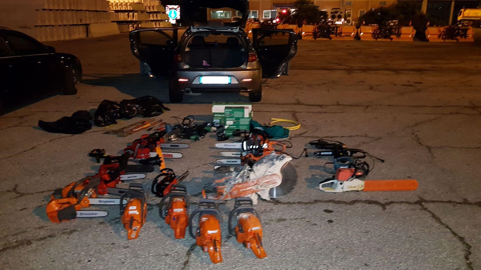 Inseguimento in A14, <br> la polizia blocca un’auto rubata, in due <br>scappano tra le campagne