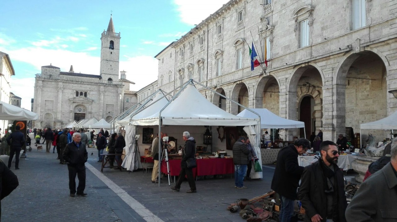 Ladri al Mercatino Antiquario <br> bancarelle prese di mira nella notte, <br> razziati oggetti di valore