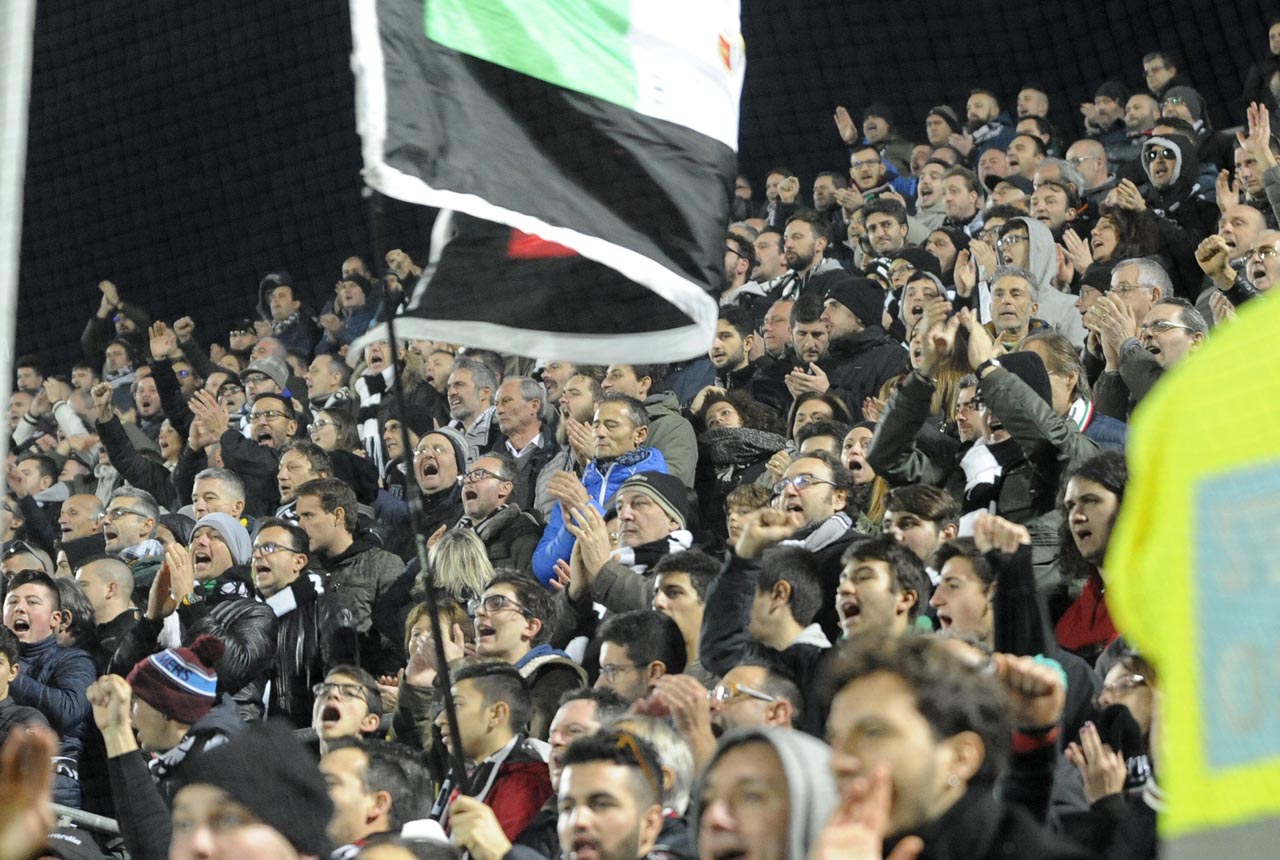 Stoccate alla società e a Cardinaletti <br> Tribuna centrale “blindata”