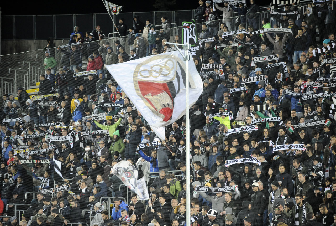 Gli Ultras dell’Ascoli: <br> «Sciopero di 15 minuti <br> ma poi incontreremo Bellini»