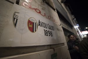 Cinquecento tifosi sotto la sede <br> Esplode la rabbia: «Noi siamo l’Ascoli» <br> <span> Foto e Video </span>