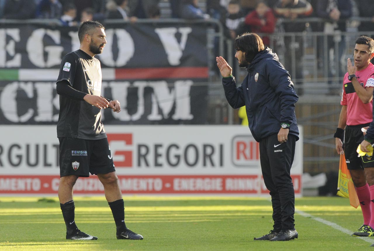 Mengoni al supercarcere: <br> suo il calcio d’inizio <br> de “La partita con papà”