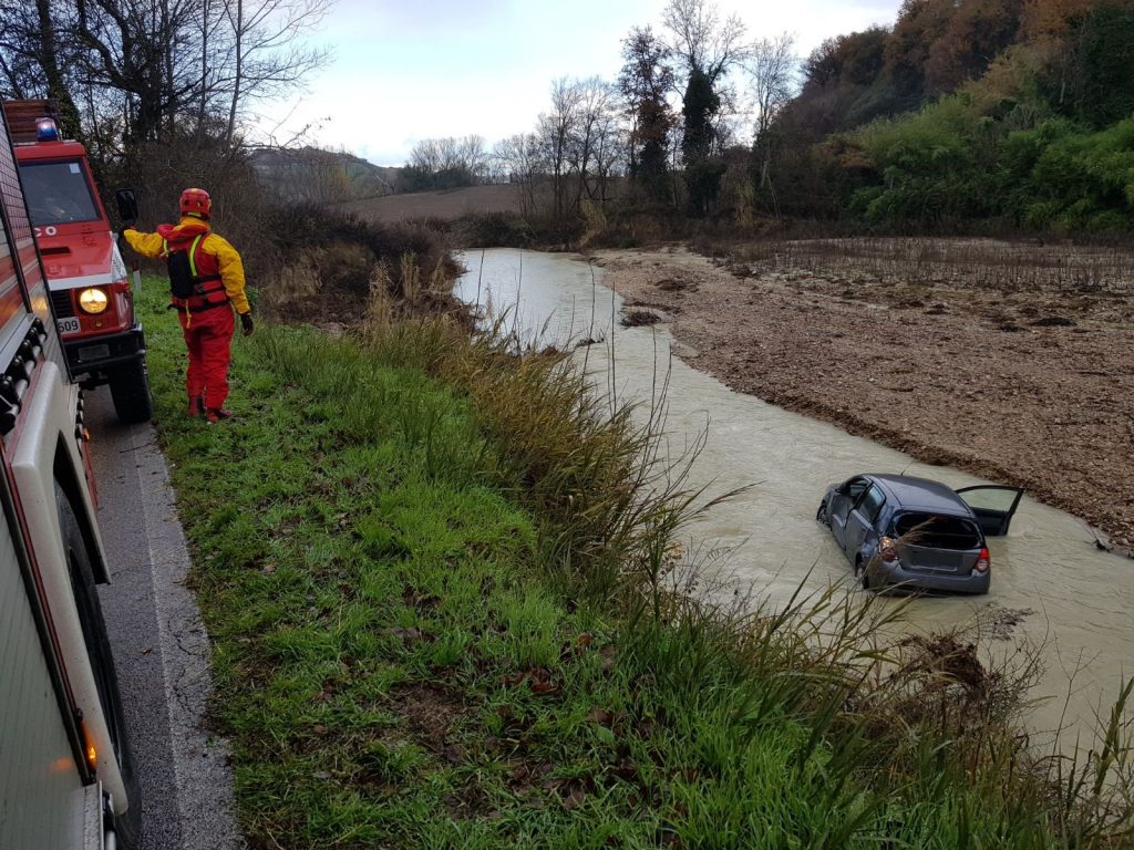 Donna vola nel fiume con l’auto: <br> salvata dai Vigili del fuoco <br> <span> Foto e Video </span>