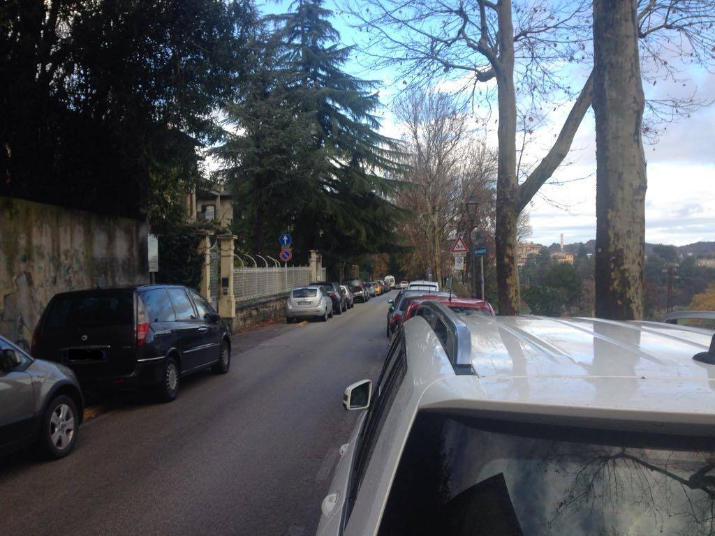 Auto in sosta vietata, <br> strisce per i pedoni off limits