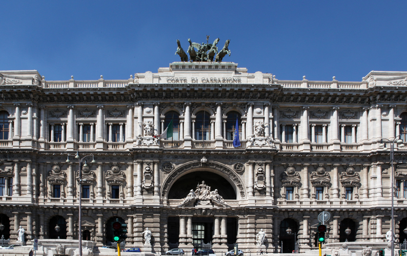 La Cassazione: “Stesso stipendio <br> per insegnanti precari e di ruolo” <br> Miur condannato al risarcimento