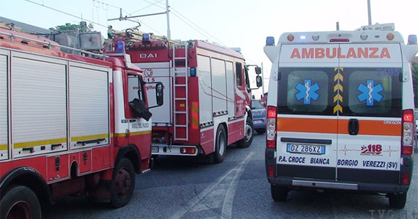 Fienile distrutto dalle fiamme, <br> ustionato un uomo <span> (Video)
