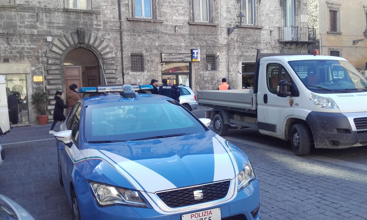 Piante e fioriere davanti ai negozi, <br> interviene anche la Polizia