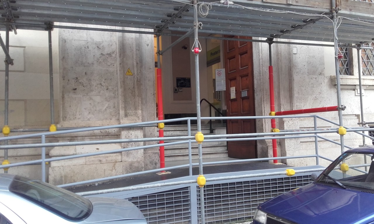 Reddito di cittadinanza, al via tra le code <br> Centinaia di richieste nei Caf, <br> niente ressa alle Poste
