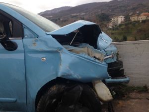 Volano con l’auto giù dal ponte, <br> miracolati quattro ragazzi <br> <span> Foto e Video </span>
