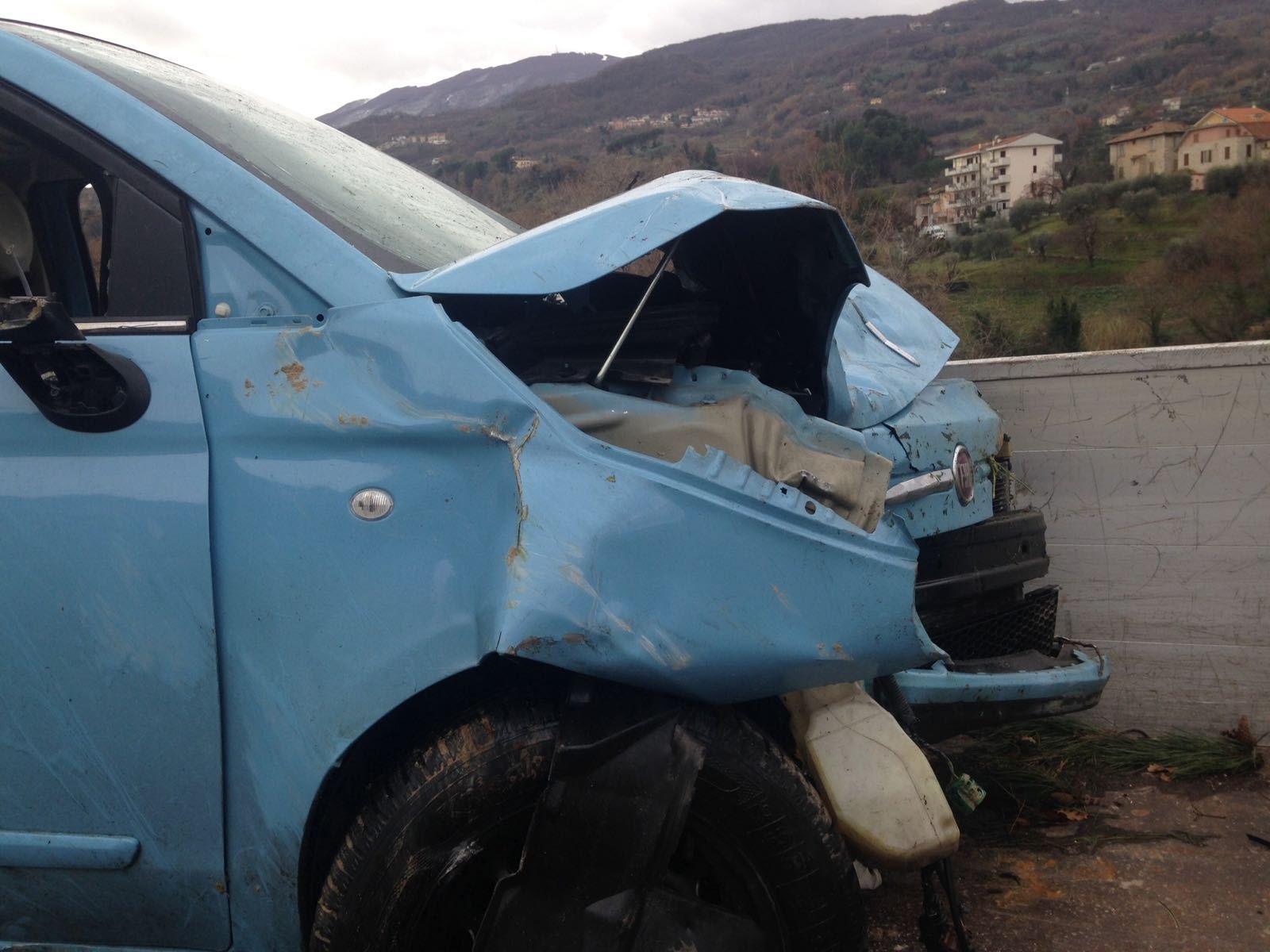 Volano con l’auto giù dal ponte, <br> miracolati quattro ragazzi <br> <span> Foto e Video </span>