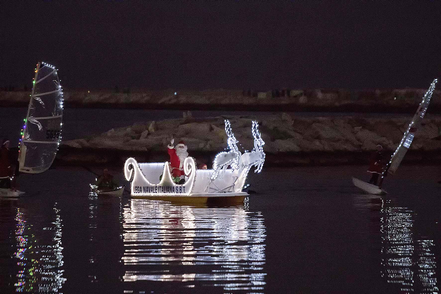 I regali arrivano dal mare <br> Show di Santa Claus in riviera <br> <span> Foto e video </span>