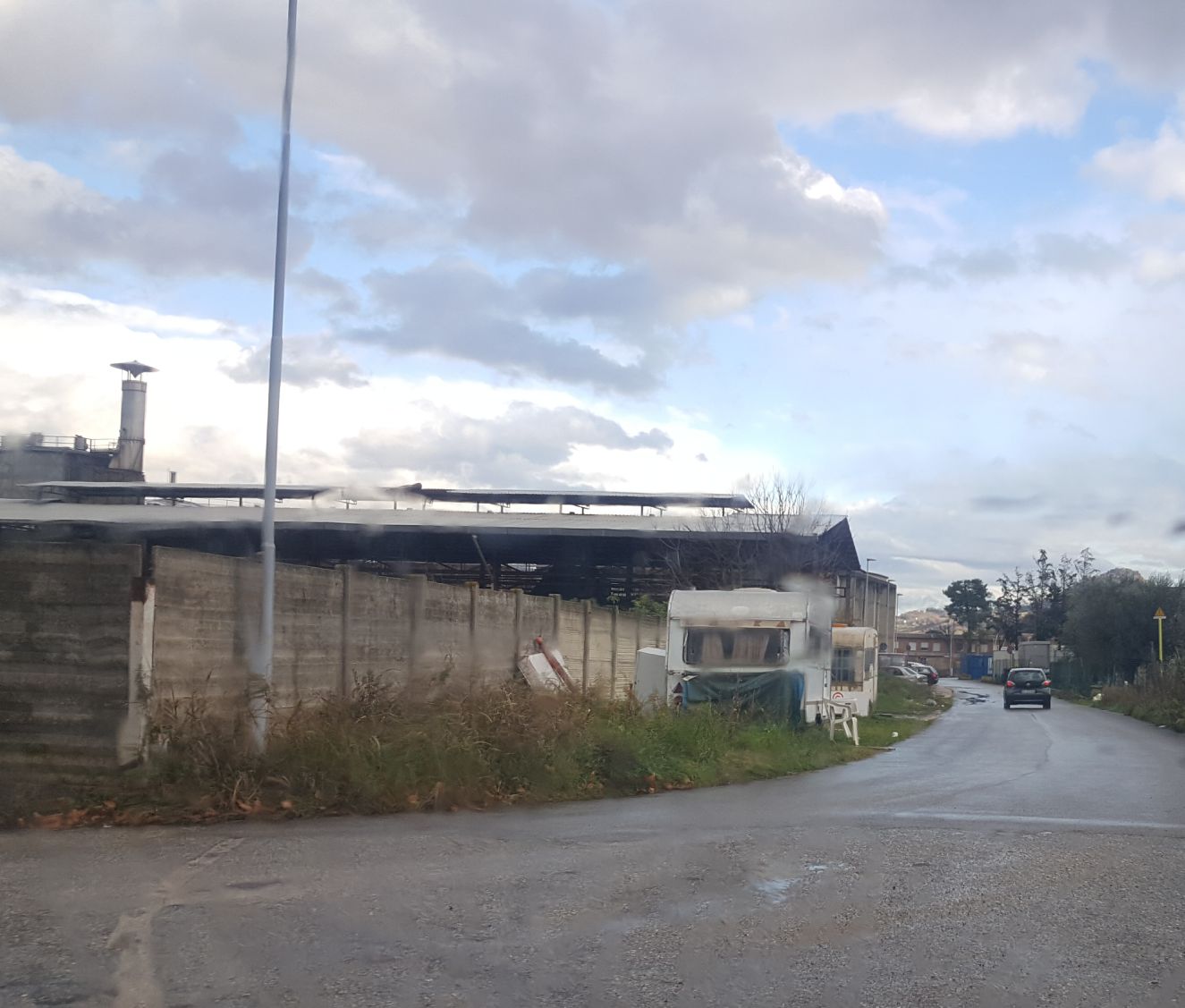 Zona Castagneti, terra di nessuno <br> Rifiuti, roulotte e crateri <br> nella strada senza nome