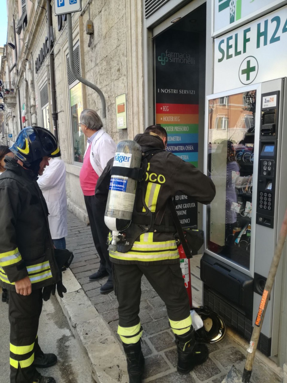 Fumo in farmacia all’ora di punta: <br> intervengono i Vigili del fuoco