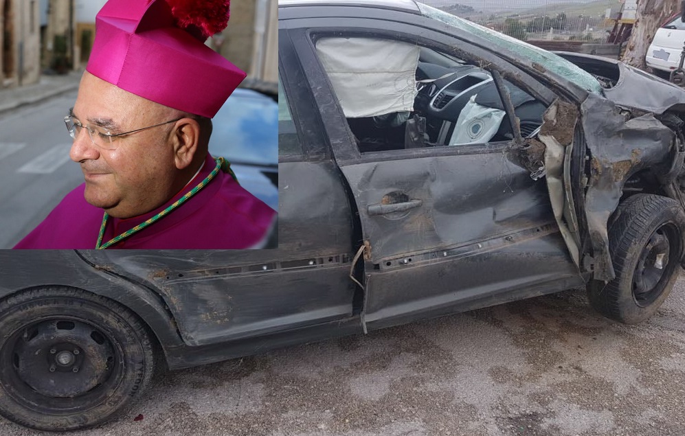 Paura per l’arcivescovo di Fermo: <br> perde il controllo dell’auto <br> e finisce fuori strada