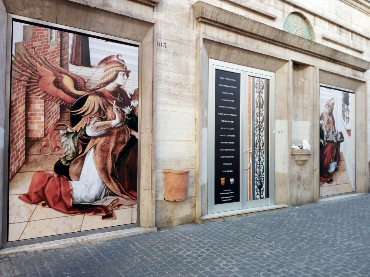 Ascoli, le vetrine spente <br> diventano opere d’arte
