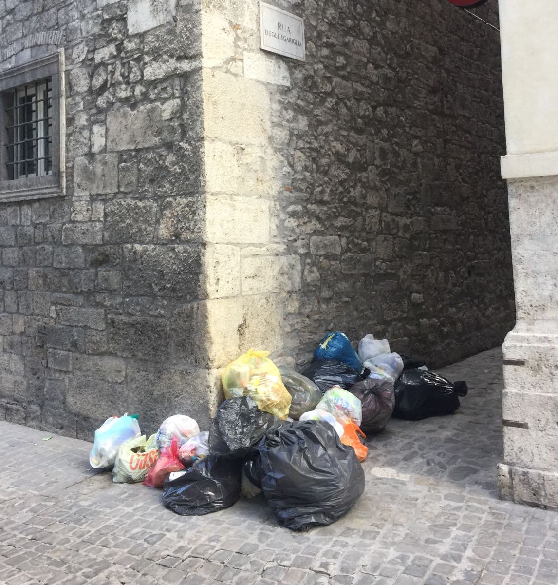 Rifiuti in strada nei festivi, <br> l’inciviltà degli ascolani