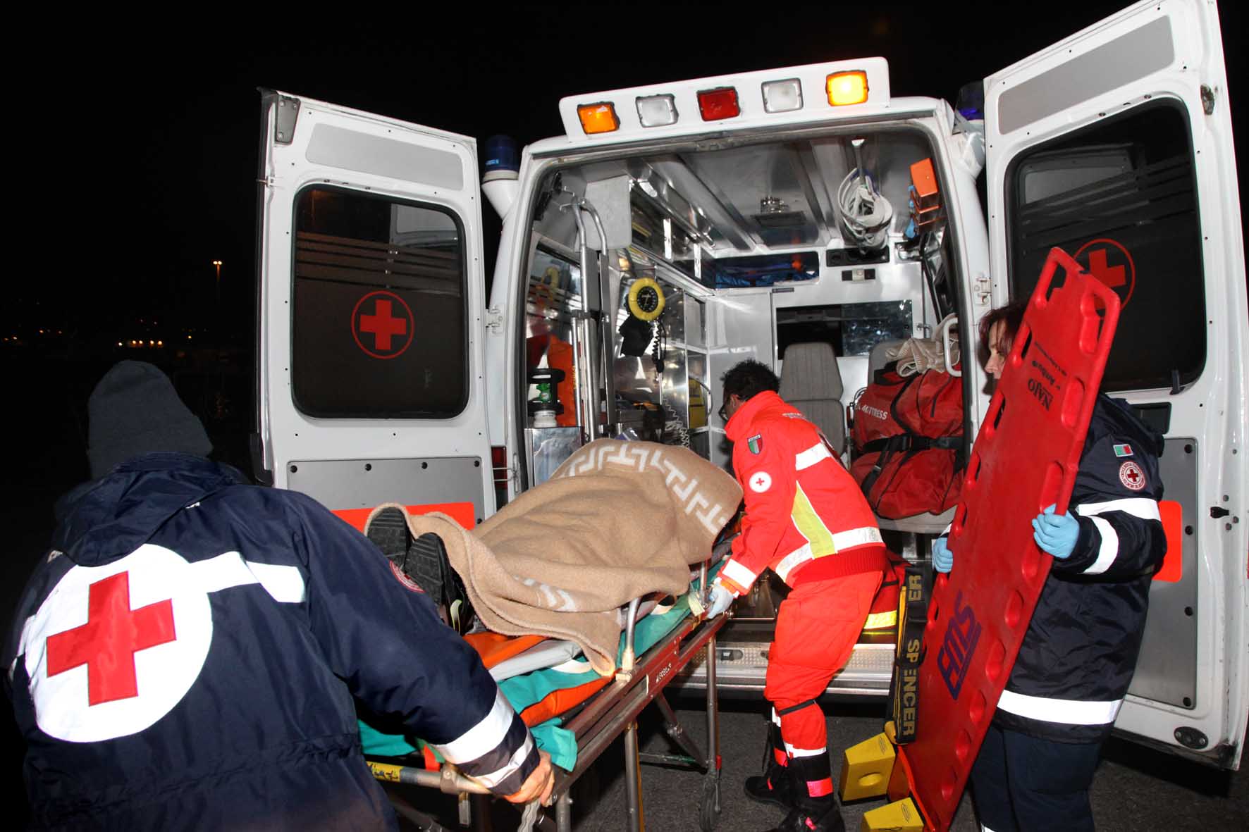 Sbalzato fuori dall’abitacolo <br> dopo il violento urto all’incrocio <br> Gravissimo un giovane di 31 anni