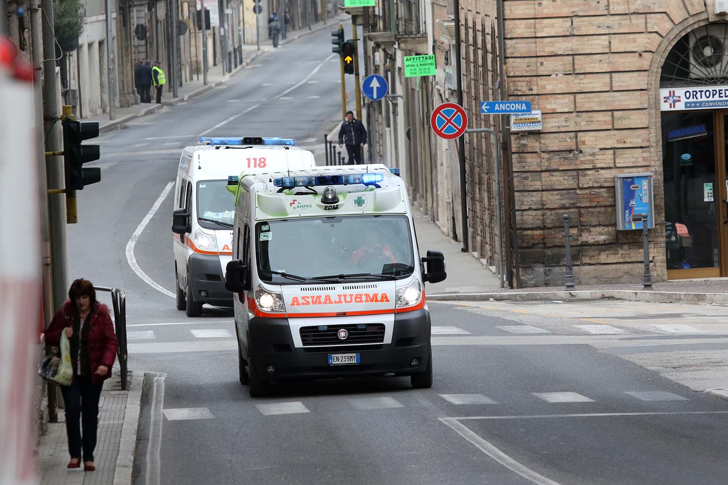 Due anziani morti in poche ore: <br> un 71enne che passeggiava <br> sul lungomare <br> e un 91enne che stava rincasando