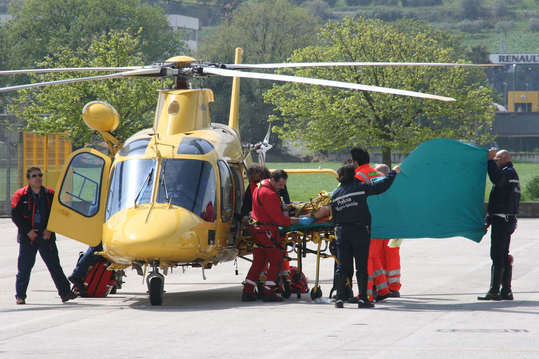 Gravissimo ciclista investito in centro, <br> trasferito in eliambulanza al Torrette