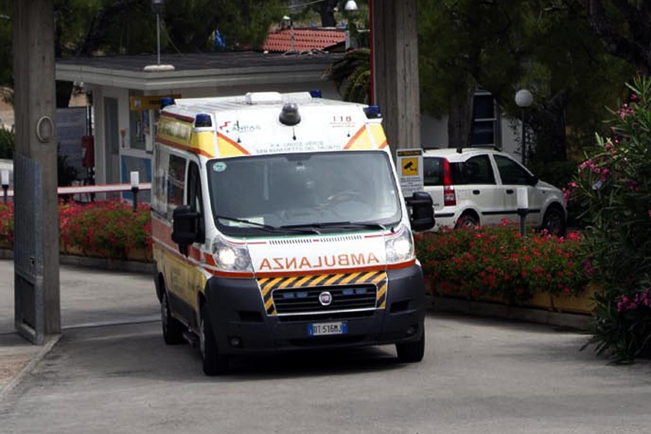 Bambina di 3 anni grave in ospedale: <br> si trovava con la mamma <br> nell’auto che si è capottata