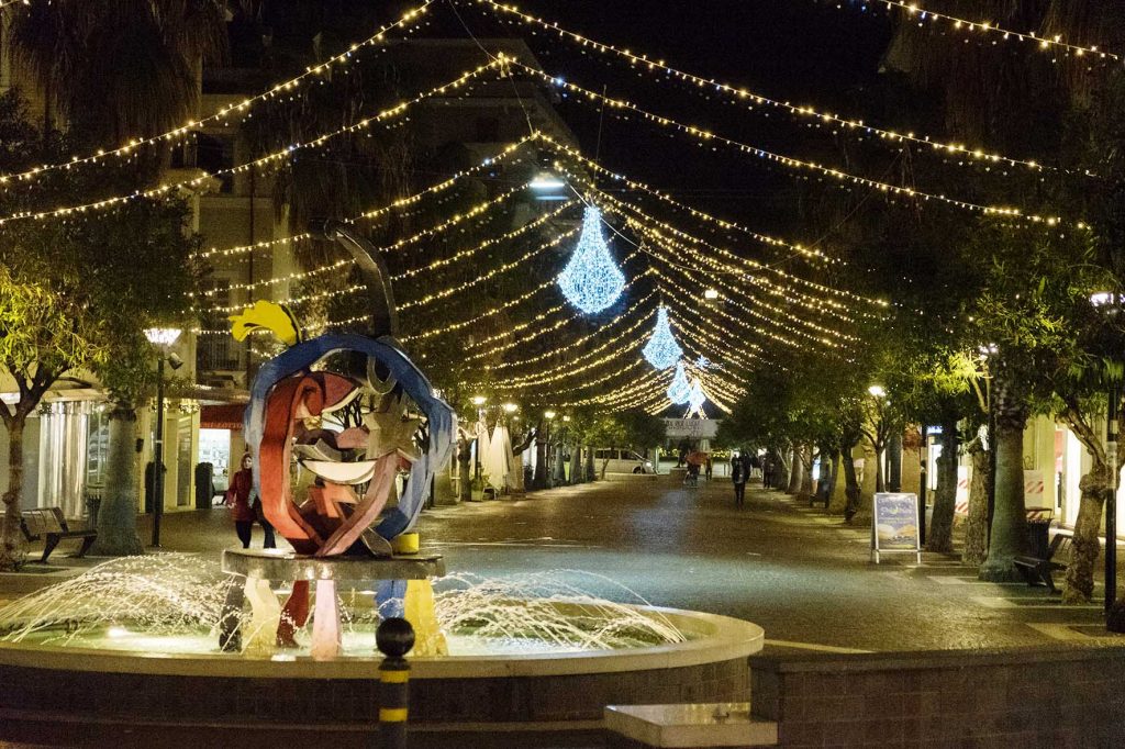 La Riviera guarda già al Natale: pronto il piano-luminarie da 200mila euro tra video mapping, sponsor e piazze scintillanti La Riviera guarda già al Natale: pronto il piano-luminarie da 200mila euro tra video mapping, sponsor e piazze scintillanti