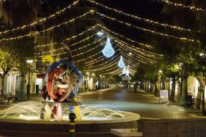 La Riviera guarda già al Natale: pronto il piano-luminarie da 200mila euro tra video mapping, sponsor e piazze scintillanti