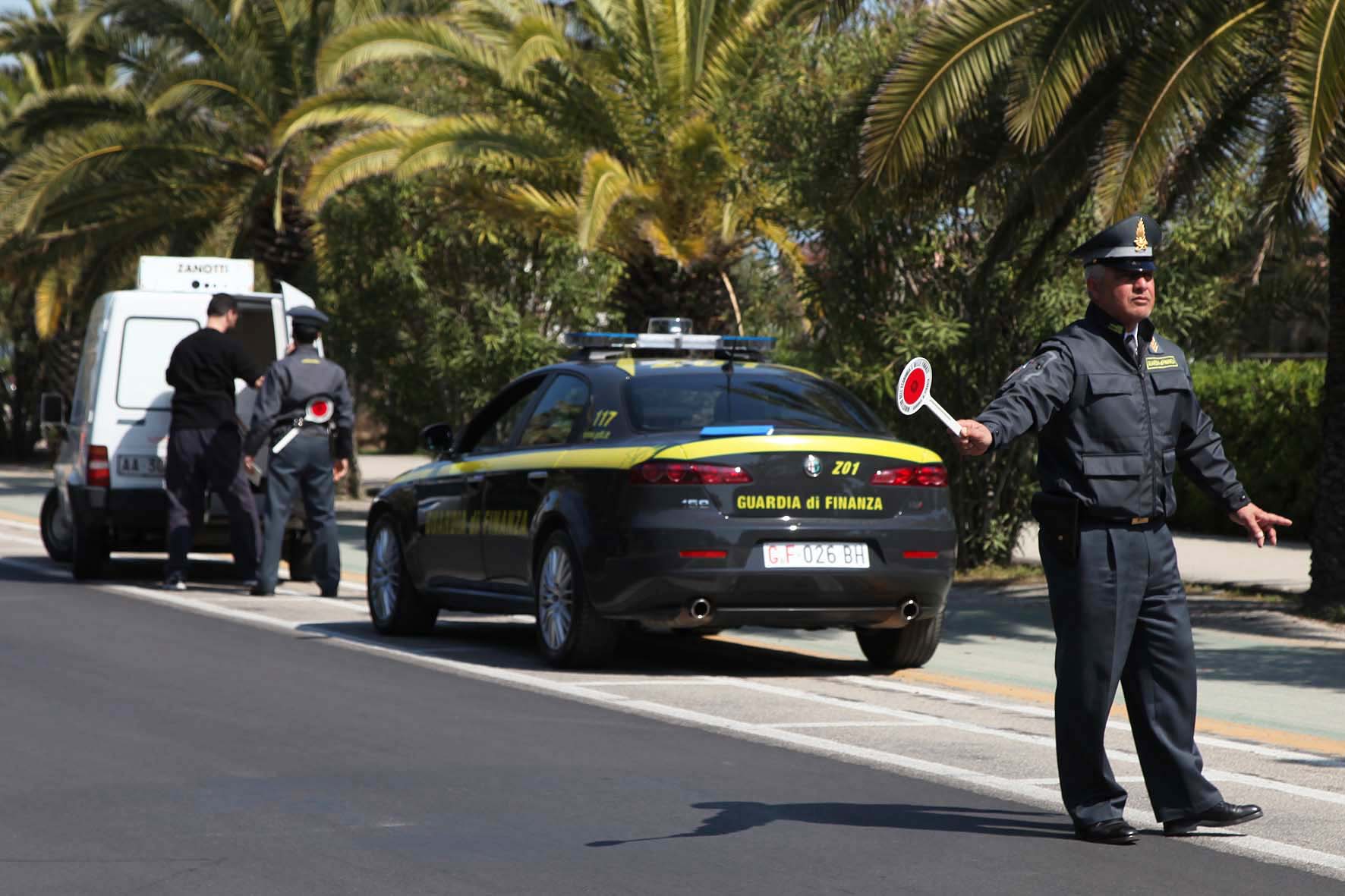 Sgominato un vasto giro di droga, <br> rendeva 70.000 euro alla settimana <br> La Finanza arresta dieci persone