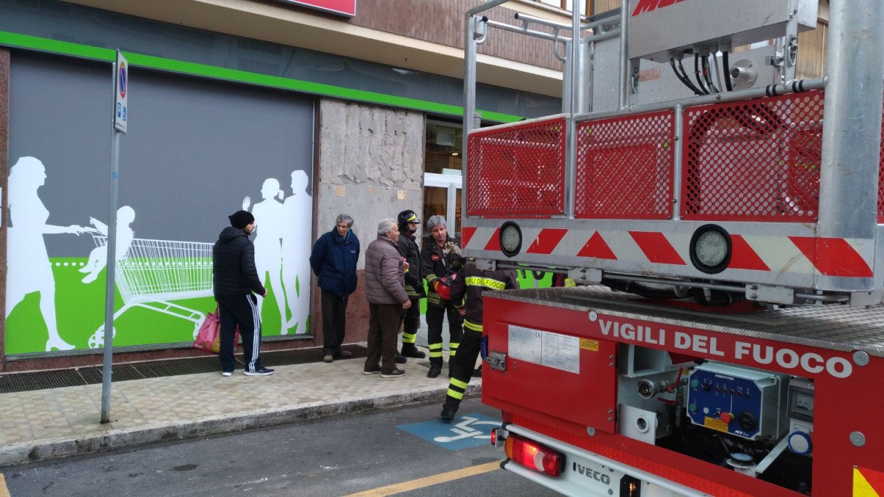 Tragedia sfiorata: <br> si staccano due lastroni di marmo, <br> per fortuna solo tanto spavento