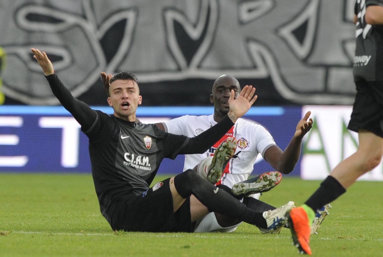 Picchio nei guai a Perugia: <br> Padella a letto con la febbre, <br> giocano Cinaglia e De Santis