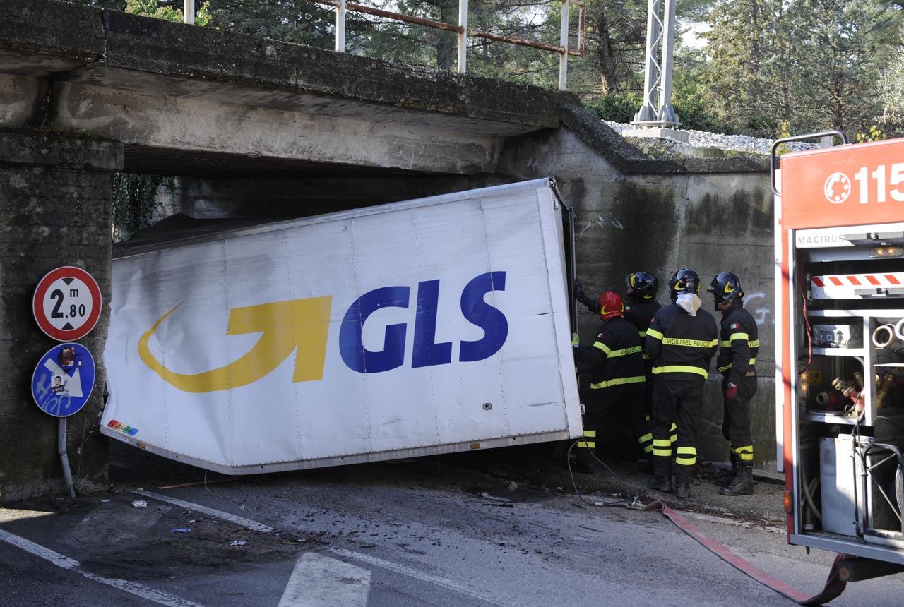Furgone si incastra nel sottopasso <br> e il traffico impazzisce