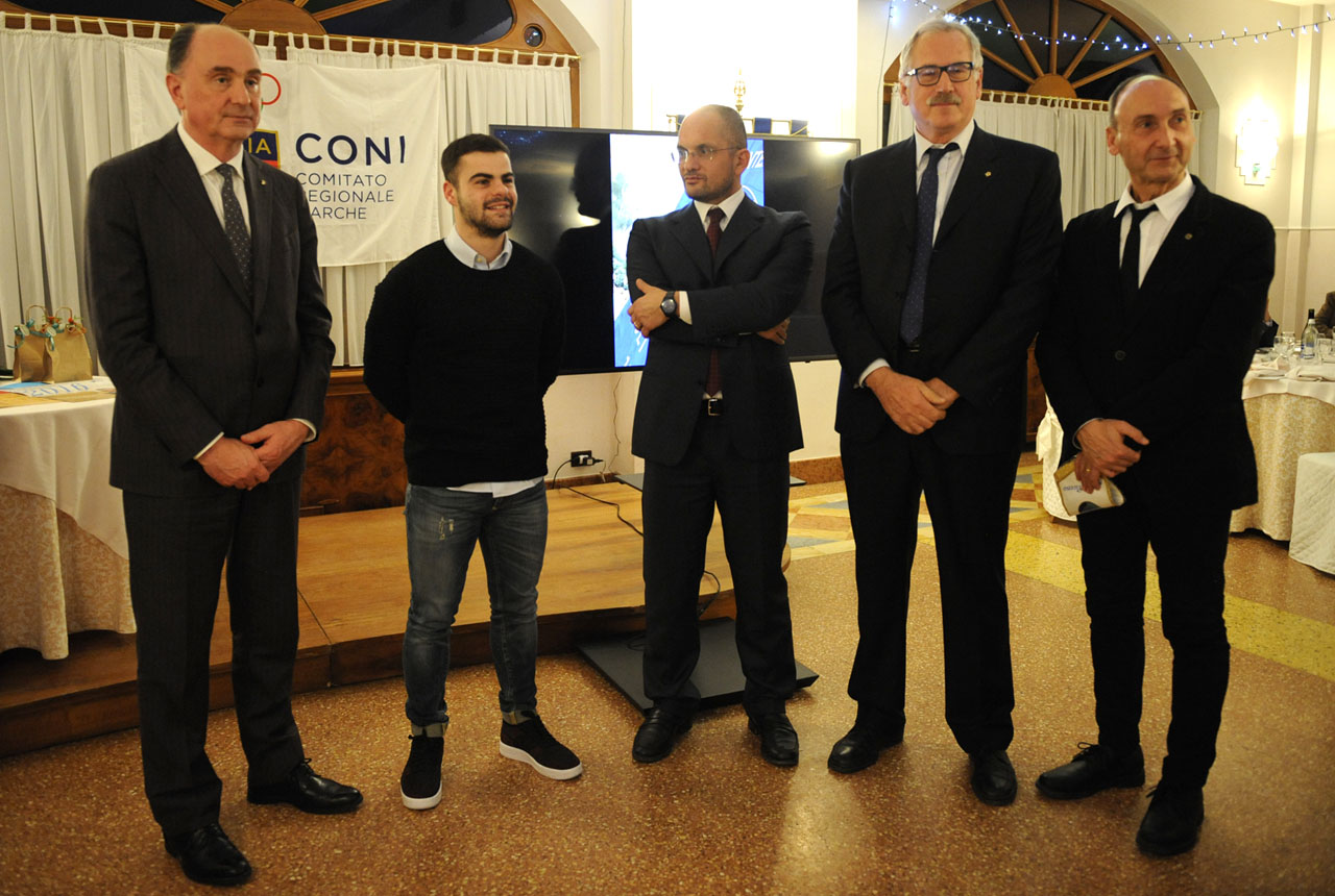 Fenati, ritirate tessera e licenza <br> Armando De Vincentis <br> «Ha sbagliato, ma va perdonato»