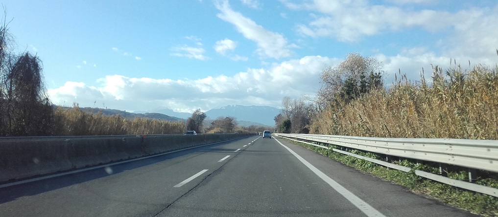 Auto sbanda e centra il guard rail, <br> giovane donna ferita sull’Ascoli mare