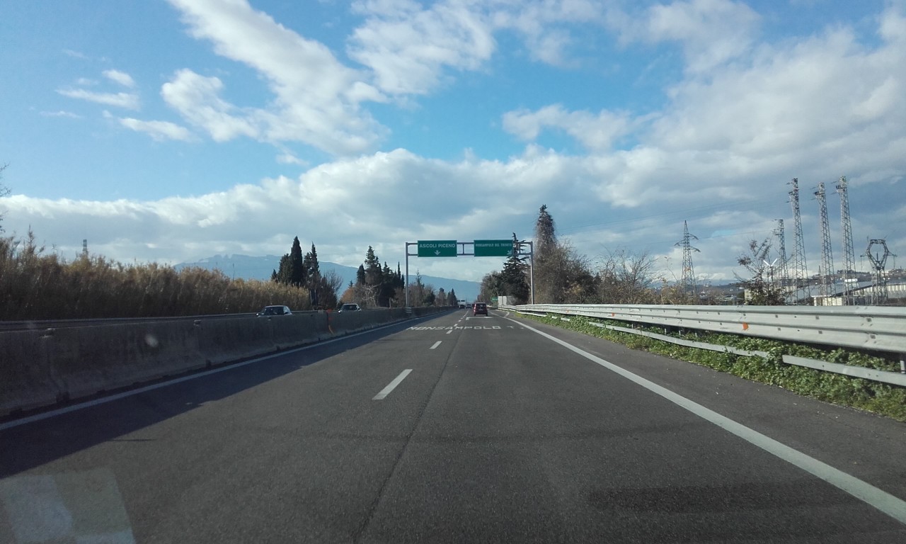 Tamponamento in superstrada <br> per i cartoni persi da un camion