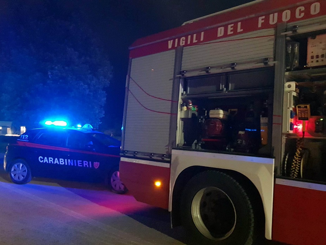 Bar in fiamme nella notte, <br> cinque ore di lavoro per i pompieri: <br> indagini in corso