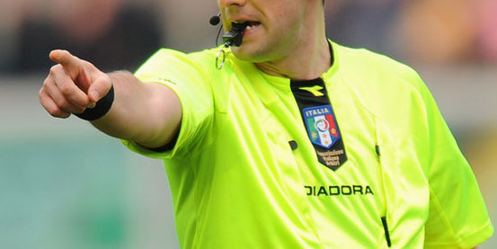 Partita finita due volte: l’arbitro <br> manda tutti sotto la doccia e dopo <br> mezzora richiama le squadre in campo