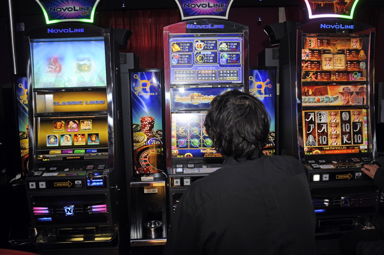 “Prelievi” alla slot machine, <br> barista incastrato dalle telecamere