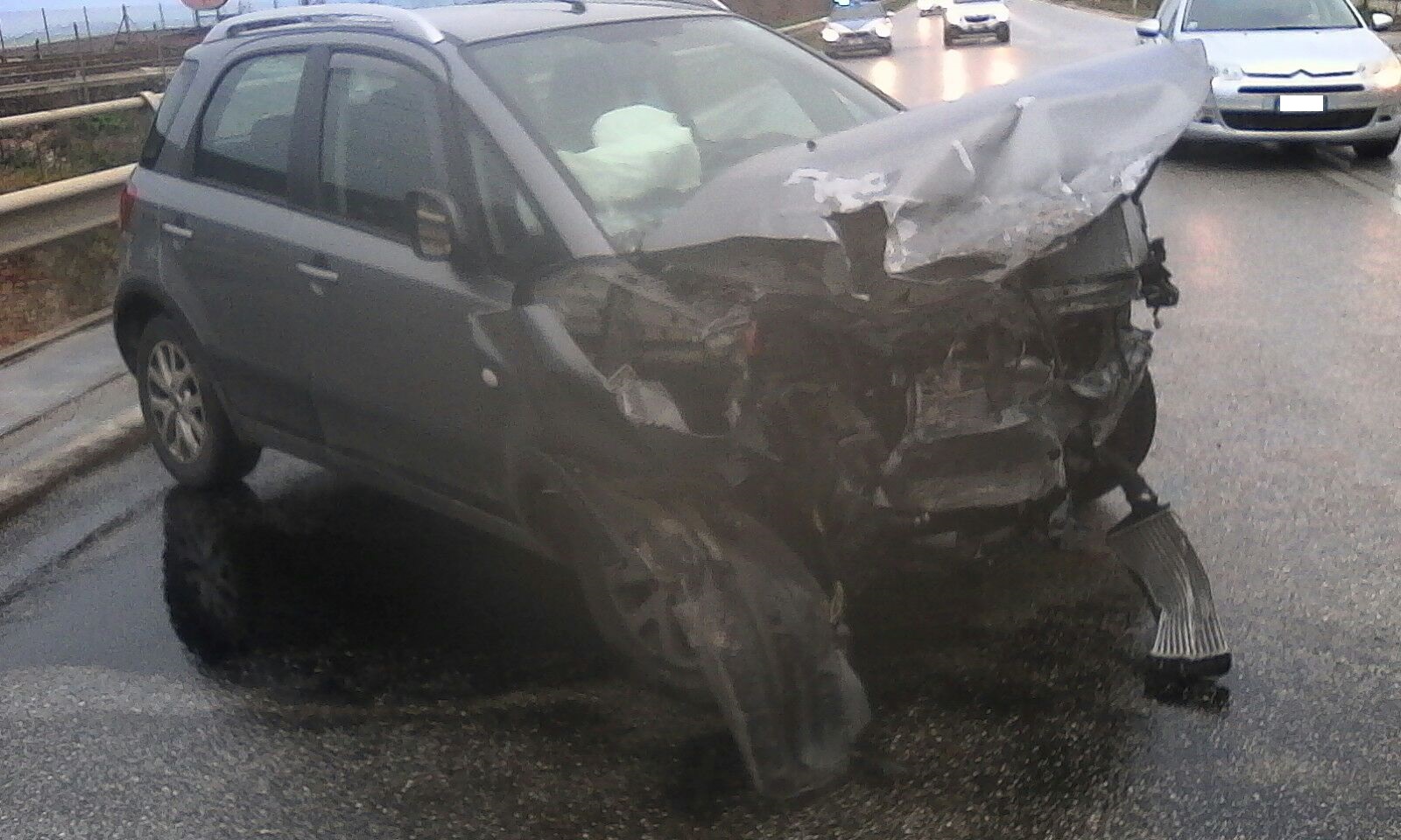 Auto distrutta sull’Adriatica <br> La vettura piomba sul guardrail: <br> conducente illeso per miracolo